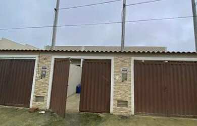 Imagem: A casa possui 1 Dormitório, 1 Banheiro, 1 Vaga na garagem