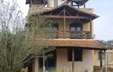 Imagem: A casa possui 3 Dormitórios, 1 Banheiro, 241m² de Área, 1.750m²