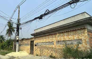 Imagem: A casa possui 3 Dormitórios, 1 Banheiro, 2 Vagas na garagem