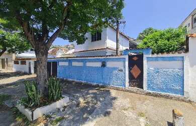 Imagem: A casa possui 3 Dormitórios, 1 Banheiro, 1 Vaga na garagem