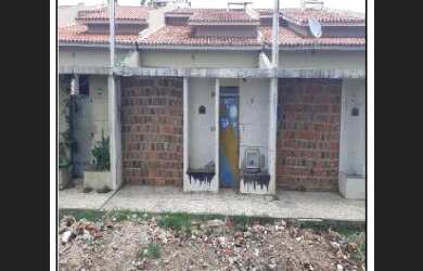 Imagem: A casa possui 3 Dormitórios, 1 Banheiro, 1 Vaga na garagem