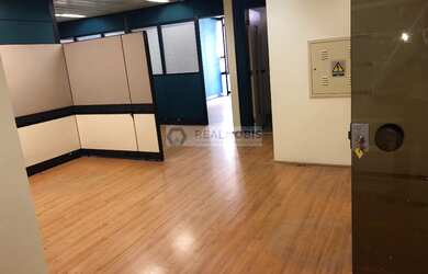 Imagem: A sala comercial possui 2 Banheiros, 2 Vagas na garagem, 115m²