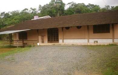 Imagem: A casa possui 4 Dormitórios, 2 Banheiros, 1600m² de Área