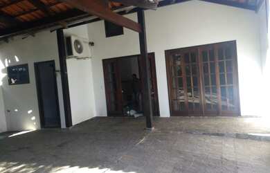 Imagem: A casa possui 3 Dormitórios, 1 Suíte, 2 Banheiros, 4 Vagas