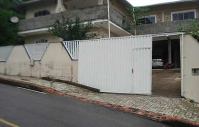 Imagem: A casa à venda possui 8 Dormitórios, 6 Banheiros, 4 Vagas