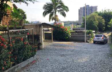 Imagem: A casa à venda possui 4 Dormitórios, 1 Banheiro, 2 Vagas na