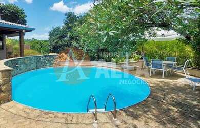 Imagem: A casa possui 4 Dormitórios, 2 Suítes, 4 Banheiros, 1.032m²