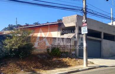 Imagem: A casa possui 3 Dormitórios, 1 Banheiro, 1 Vaga na garagem