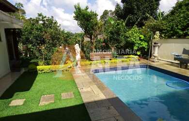 Imagem: A casa possui 3 Dormitórios, 1 Suíte, 3 Banheiros, 4 Vagas