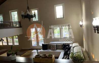 Imagem: A casa possui 4 Dormitórios, 3 Suítes, 1 Banheiro, 9 Vagas