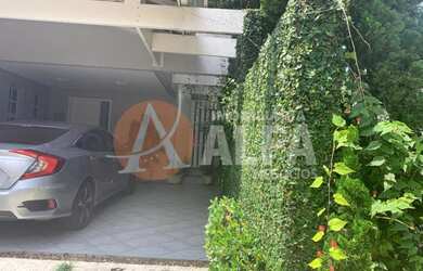 Imagem: A casa possui 3 Dormitórios, 1 Suíte, 5 Banheiros, 4 Vagas