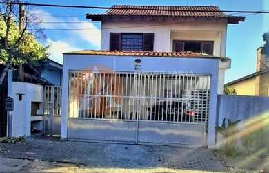 Imagem: A casa possui 4 Dormitórios, 2 Suítes, 4 Banheiros, 2 Vagas
