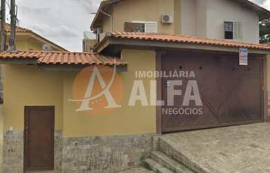 Imagem: A casa possui 3 Dormitórios, 1 Suíte, 2 Banheiros, 3 Vagas
