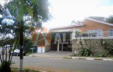 Imagem: A casa possui 3 Dormitórios, 3 Suítes, 8 Banheiros, 3 Vagas