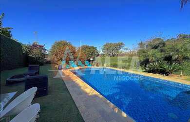 Imagem: A casa possui 4 Dormitórios, 4 Suítes, 5 Banheiros, 5 Vagas