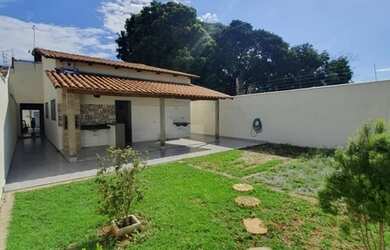 Imagem: A casa possui 3 Dormitórios, 1 Suíte, 2 Banheiros e 4 Vagas