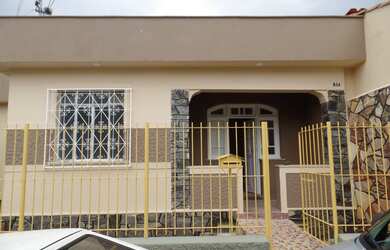 Imagem: A casa possui 3 Dormitórios, 1 Banheiro, 1 Vaga na garagem