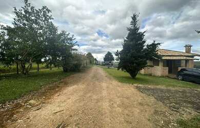 Imagem: A fazenda possui 2 Dormitórios, 1 Banheiro e está localizado