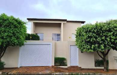 Imagem: A casa possui 4 Dormitórios, 6 Banheiros, 5 Vagas na garagem