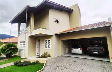 Imagem: A casa possui 4 Dormitórios, 1 Suíte, 2 Banheiros, 3 Vagas