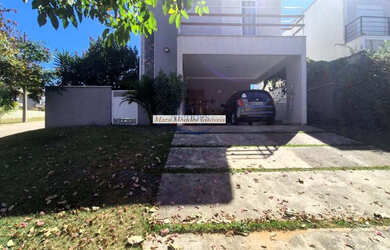 Imagem: A casa em condomínio possui 3 Dormitórios, 3 Suítes, 4 Banheiros