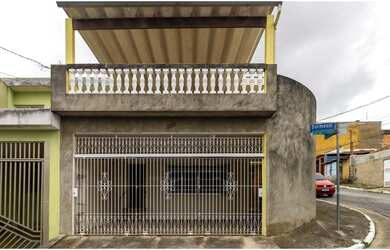 Imagem: A casa possui 3 Dormitórios, 1 Suíte, 3 Banheiros, 3 Vagas