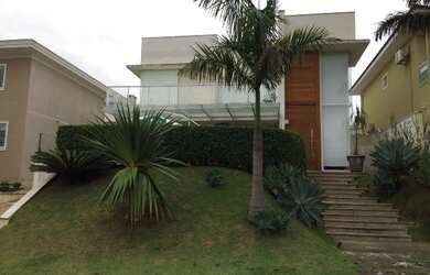 Imagem: A casa em condomínio possui 4 Dormitórios, 4 Suítes, 6 Banheiros