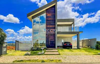 Imagem: A casa em condomínio possui 3 Dormitórios, 3 Suítes, 6 Banheiros