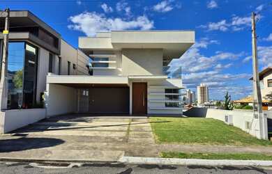 Imagem: A casa em condomínio possui 4 Dormitórios, 3 Suítes, 6 Banheiros