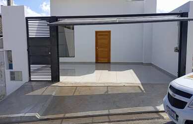 Imagem: A casa possui 3 Dormitórios, 1 Suíte, 3 Banheiros, 2 Vagas