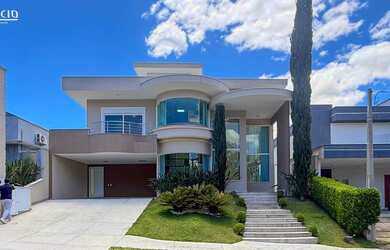 Imagem: A casa em condomínio possui 4 Dormitórios, 4 Suítes, 6 Banheiros