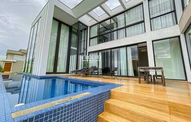 Imagem: A casa em condomínio possui 4 Dormitórios, 4 Suítes, 6 Banheiros