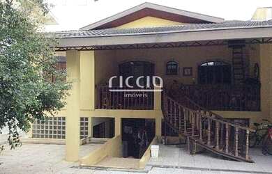 Imagem: A casa possui 3 Dormitórios, 2 Banheiros, 3 Vagas na garagem