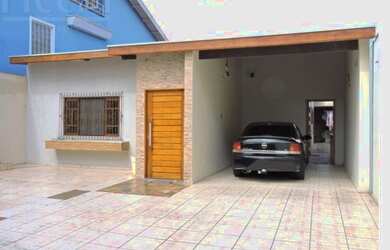 Imagem: A casa possui 4 Dormitórios, 2 Suítes, 6 Banheiros, 9 Vagas