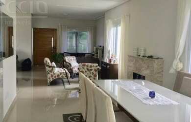 Imagem: A casa em condomínio possui 4 Dormitórios, 4 Suítes, 6 Banheiros