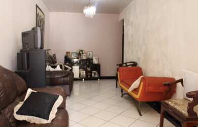 Imagem: A casa possui 4 Dormitórios, 1 Banheiro, 4 Vagas na garagem