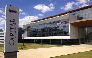 Imagem: O apartamento possui 2 Banheiros, 4 Vagas na garagem, 956m²