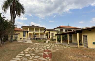 Imagem: A casa possui 4 Dormitórios, 2 Suítes, 4 Banheiros, 8 Vagas