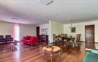 Imagem: A casa possui 4 Dormitórios, 4 Suítes, 5 Banheiros, 4 Vagas