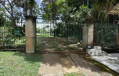 Imagem: O terreno possui 2500m² de Área e Imóvel novo e está localizado