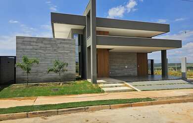 Imagem: A casa possui 4 Dormitórios, 4 Suítes, 6 Banheiros, 4 Vagas