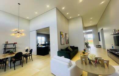 Imagem: A casa possui 4 Dormitórios, 4 Suítes, 6 Banheiros, 4 Vagas