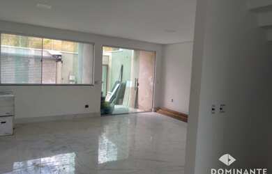 Imagem: A casa possui 3 Dormitórios, 1 Suíte, 3 Banheiros, 200m²