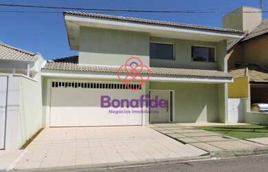 Imagem: A casa possui 4 Dormitórios, 4 Suítes, 6 Banheiros, 4 Vagas