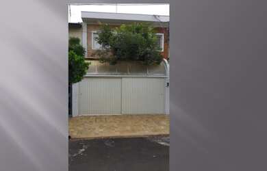 Imagem: A casa possui 4 Dormitórios, 1 Suíte, 2 Banheiros, 2 Vagas