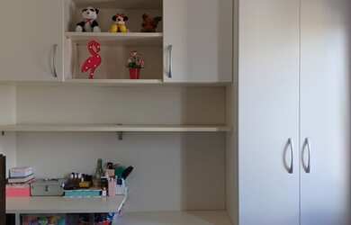 Imagem: O apartamento possui 2 Dormitórios, 1 Banheiro, 1 Vaga na garagem