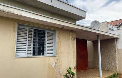 Imagem: A casa possui 2 Dormitórios, 2 Banheiros e 2 Vagas na garagem