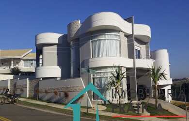 Imagem: A casa em condomínio possui 3 Dormitórios, 3 Suítes, 5 Banheiros