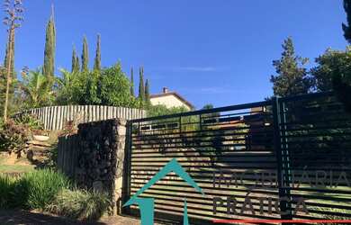 Imagem: A casa em condomínio possui 5 Dormitórios, 3 Suítes, 6 Banheiros