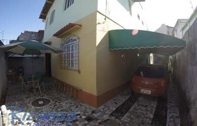 Imagem: A casa possui 4 Dormitórios, 1 Suíte, 2 Banheiros, 4 Vagas